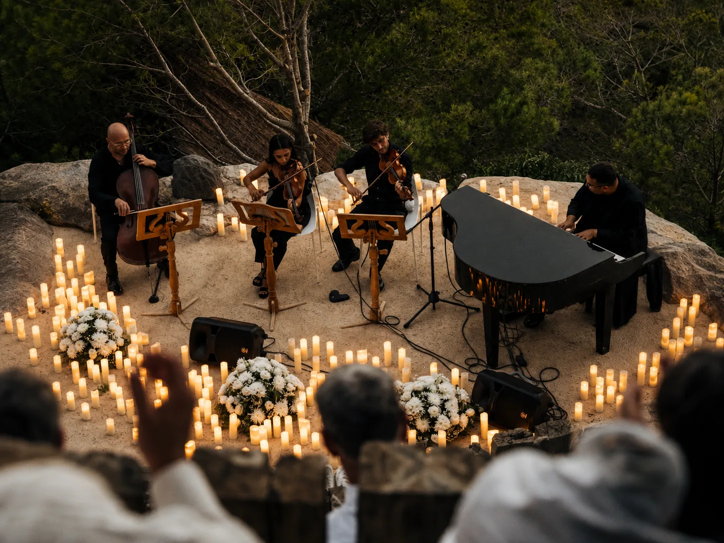 Cuarteto de cuerda y piano rodeados de velas ante el público