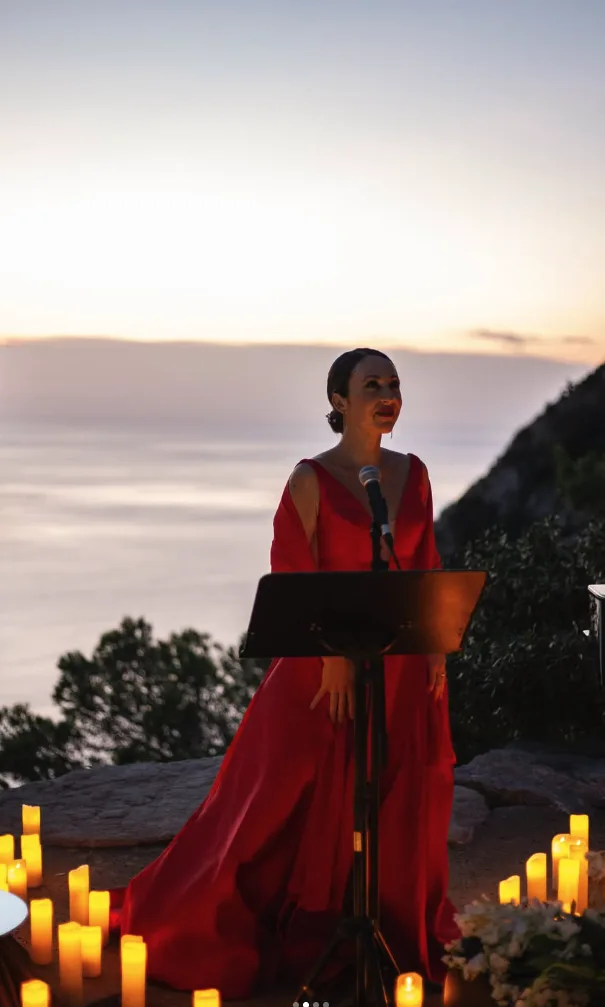 Soprano cantando al atardecer junto al mar